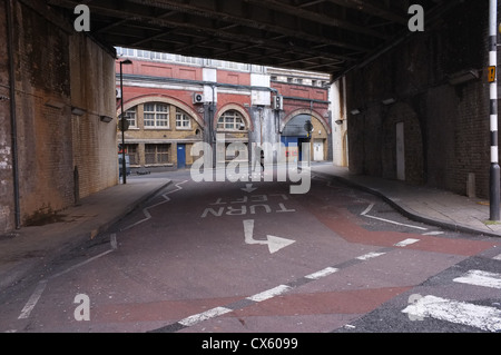 ein nur in der Nähe von Waterloo Station in London England unter Brücke Straße links abbiegen Stockfoto
