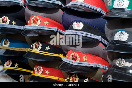 Military-Stil Replik Hüte zum Verkauf an ein Souvenir-Stand in der Nähe von Checkpoint Charlie in Berlin, Deutschland Stockfoto
