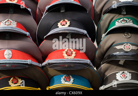 Military-Stil Replik Hüte zum Verkauf an ein Souvenir-Stand in der Nähe von Checkpoint Charlie in Berlin, Deutschland Stockfoto