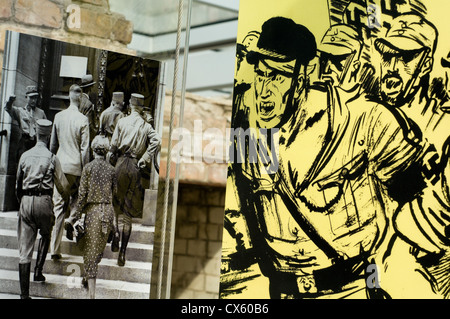 Eine Anzeige an das Freilichtmuseum der Topographie des Terrors in Berlin, Deutschland, die die Geschichte der Repression unter den Nazis details Stockfoto