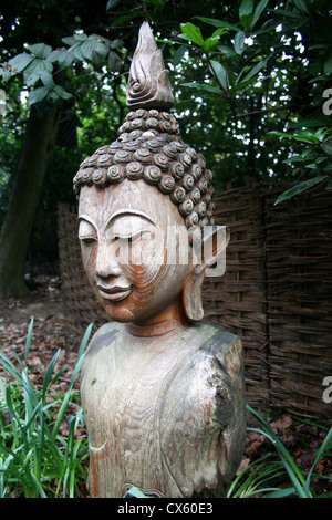 Eine Statue von Buddha im Wat Buddhapadipa Tempelgarten, London, Wimbledon Stockfoto