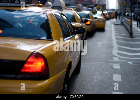 Eine Warteschlange Linie Taxi Fahrzeuge warten mit roten Bremsleuchten auf Stockfoto