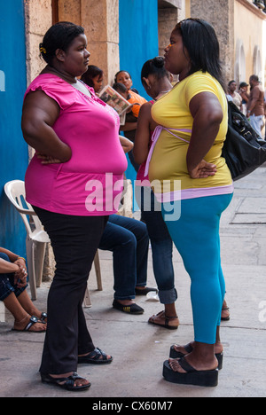 Frauen streiten in der Straße, Cartagena, Kolumbien Stockfoto