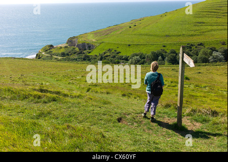 Walker am Küstenweg Blick auf das Meer von grünen Hügeln mit Blick auf das Meer, Wert Matravers, Dorset, England, UK Stockfoto