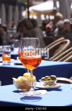 Aperol Gläser in einem Straßencafé auf Piazza Delle Erbe in Verona, Veneto, Italien Stockfoto