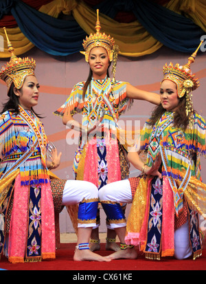 Thai Tänzerinnen in traditionellen Kostümen während Loy Krathong Festival im Tempel Wat Buddhapadipa, Wimbledon, London Stockfoto