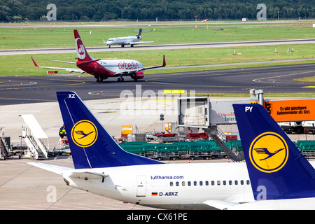 Bodenabfertigung der Flugzeuge am Flughafen Düsseldorf. Deutschland, Europa. Stockfoto