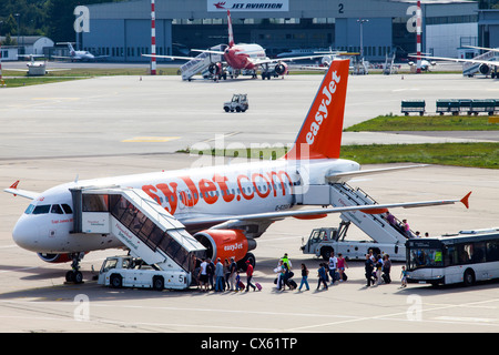 Bodenabfertigung der Flugzeuge am Flughafen Düsseldorf. Deutschland, Europa. Stockfoto