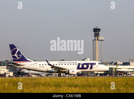 Flugzeuge am Flughafen Düsseldorf. Deutschland, Europa. VIEL zu polieren. Stockfoto