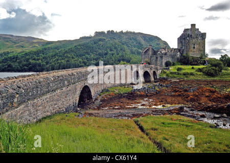 Eilean Donan Castle steht auf einer Insel treffen sich drei große Seen in der Nähe des Dorfes Dornie in den Highlands von Schottland Stockfoto