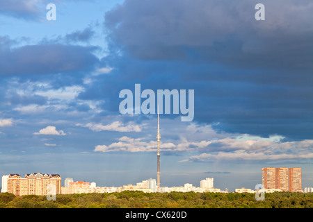 dunklen blauen Herbsthimmel mit grauen Wolken unter Stadt Stockfoto