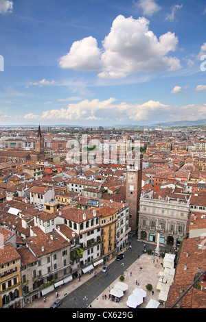 Blick über die Piazza Delle Erbe, gesehen von der Torre dei Lamberti, Verona, Veneto, Italien Stockfoto