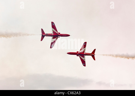 Royal Air Force Red Arrows Display Team synchron-Duo führen enge Pass am besten der britischen Show Cotswold (Kemble EGBP) Flughafen. JMH6095 Stockfoto