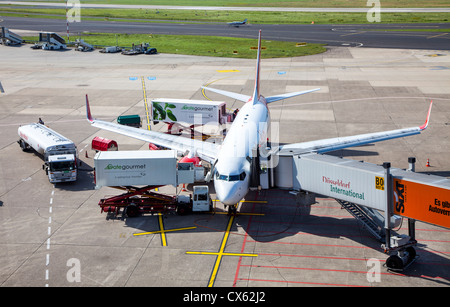 Bodenabfertigung der Flugzeuge am Flughafen Düsseldorf. Deutschland, Europa. Stockfoto