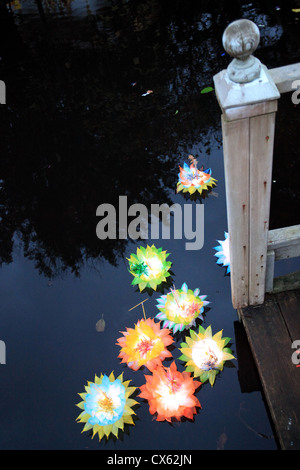 Krathongs im Teich am Loy Krathong Festival, Wat Buddhapadipa Tempel Wimbledon, London Stockfoto