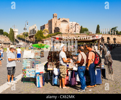 Straßenhändler verkaufen Souvenirs aus einem Stall inmitten der Ruinen des antiken Rom, Rom, Latium, Italien. Stockfoto