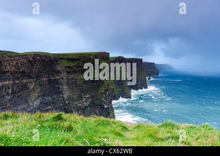 Die Cliffs of Moher befinden sich am südwestlichen Rand der Region Burren im County Clare, Irland. Steigen sie 120 Meter abo Stockfoto