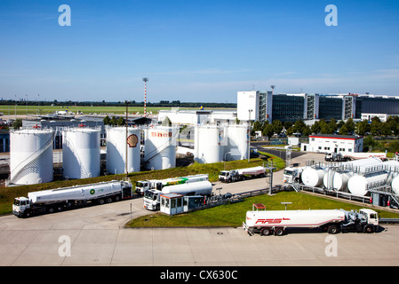 Flughafen Düsseldorf International. Tanklager, Tanklager, Lagertanks. Flugbenzin. Stockfoto