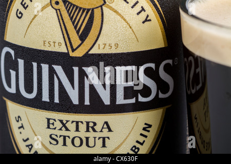Dublin, Irland - 12. September 2012. Dies ist eine Studioaufnahme Produkt einer Dose Guinness stout neben einem Glas frisch gegossen Stockfoto