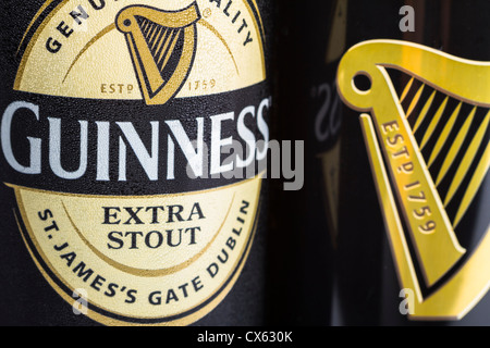Dublin, Irland - 12. September 2012. Dies ist eine Studioaufnahme Produkt einer Dose Guinness stout neben eine andere Dose Guinness D Stockfoto