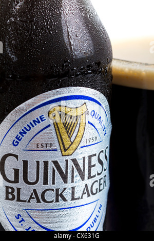 Dublin, Irland - 12. September 2012. Dies ist eine Studioaufnahme Produkt einer Dose Guinness schwarz Lager neben einem Glas frisch Stockfoto