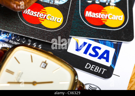 Dublin, Irland - 12. September 2012. Dies ist eine Studioaufnahme von 2 Master-Cards und eine Visa-Debitkarte neben einem Citizen Watch. Stockfoto