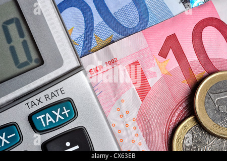 Detail des Rechners, konzentriert sich die Steuer-Taste neben einigen Euro-Scheine und Münzen Stockfoto