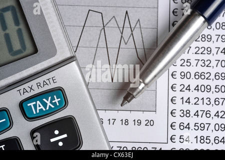 Detail des Rechners, konzentriert sich die Steuer-Taste neben einem Blatt Papier mit Zahlen und einen metallischen Stift Stockfoto