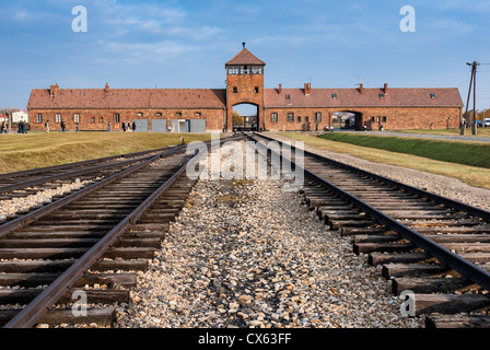 Der Eingang eines ehemaligen Nazi-Vernichtungslager Auschwitz II-Birkenau und jetzt ein Museum am 28. Oktober 2007 in Oswiecim, Polen Stockfoto