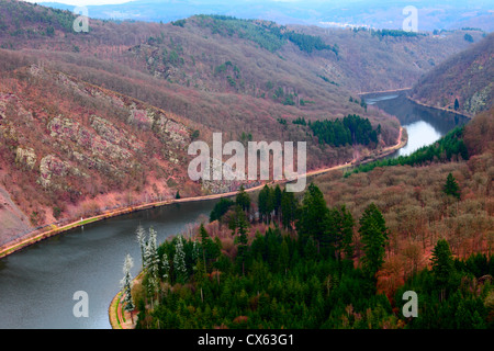 Blick auf die Saar-Schleife (Saarschleife) aus der Sicht in Orscholz, Saarland / Deutschland. Einen warmen Frühlingsabend. Stockfoto