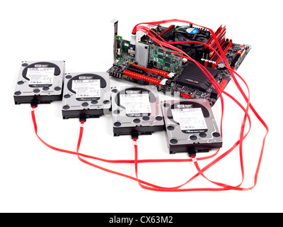 Festplatten mit Computer Motherboard verbunden mit einem RAID-Controller isoliert auf weißem Hintergrund Stockfoto