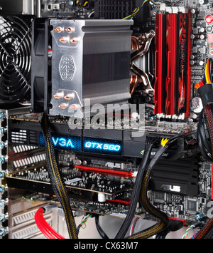 Nahaufnahme von einem High-End-Computer Motherboard ASUS zeigt DDR3-Arbeitsspeicher, CPU zu heizen, Waschbecken und eine Grafikkarte Stockfoto
