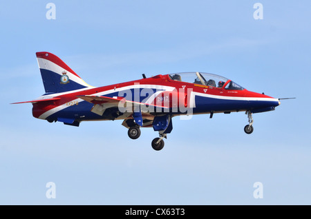 Hawk T1 in Jubilee Union Jack Farbgebung, betrieben von der RAF im Landeanflug auf Duxford Airshow 2012 Stockfoto