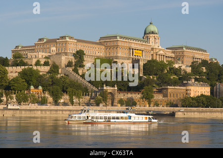 Elk190-1106-Ungarn, Budapest, Buda Castle Hill über Donau mit cruise Boot Stockfoto