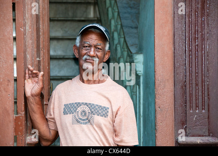 Lokalen kubanischen Mann an der Haustür, Calle Brasilien, Habana Vieja, Havanna, Kuba, Caribbean Stockfoto