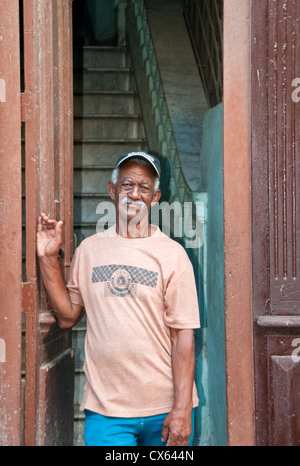 Lokalen kubanischen Mann an der Haustür, Calle Brasilien, Habana Vieja, Havanna, Kuba, Caribbean Stockfoto