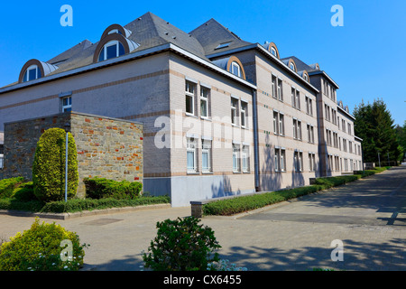 Klinikgebäude in Kleinstadt Banneux, Belgien. Smal ist Banneux eine beliebte katholische Pilgrimge mit einer heiligen Quelle. Stockfoto