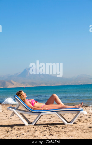 Frau Sonne San Juan Strand Alicante, Spanien Stockfoto