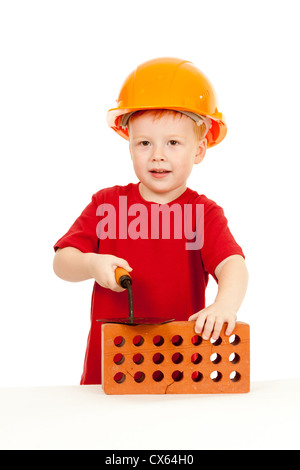 Baumeister-junge oder Kind im roten t-Shirt und Schutzhelm. Baukonzept. Stockfoto