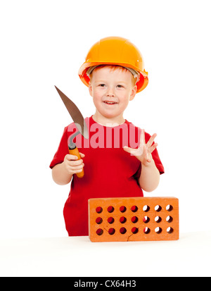 Baumeister-junge oder Kind im roten t-Shirt und Schutzhelm. Baukonzept. Stockfoto