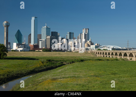 2009 HISTORISCHE SKYLINE DES STADTZENTRUMS TRINITY RIVER GREENBELT PARK DALLAS TEXAS USA Stockfoto