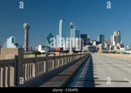 2009 HISTORISCHE SKYLINE DER INNENSTADT VON CORINTH STREET VIADUCT DALLAS TEXAS USA Stockfoto