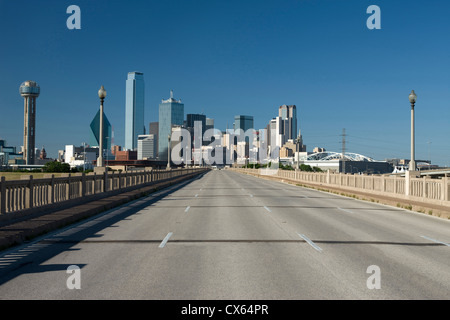 2009 HISTORISCHE SKYLINE DER INNENSTADT VON CORINTH STREET VIADUCT DALLAS TEXAS USA Stockfoto