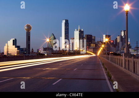 2009 HISTORISCHE SKYLINE DER INNENSTADT VON CORINTH STREET VIADUCT DALLAS TEXAS USA Stockfoto