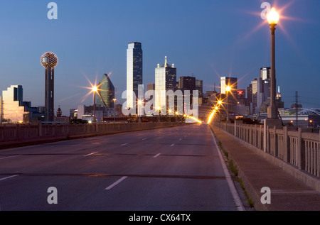 2009 HISTORISCHE SKYLINE DER INNENSTADT VON CORINTH STREET VIADUCT DALLAS TEXAS USA Stockfoto