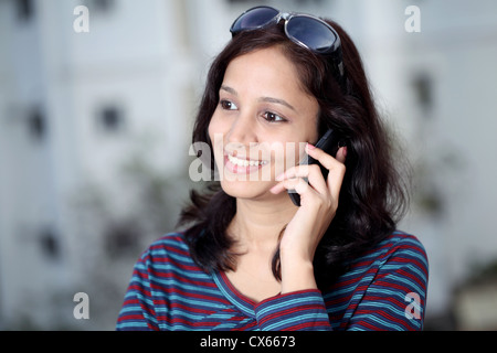 Schöne indische Mädchen sprechen auf einem Handy Stockfoto