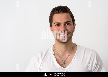 Porträt von eine junge attraktive Brünette sympathische Mann Stockfoto