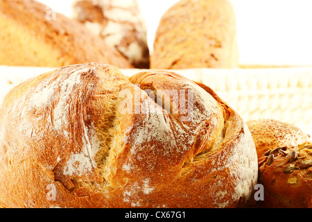 Komposition mit Brot und Brötchen auf Küchentisch Stockfoto