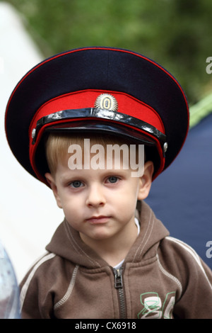 Junge in uniform Mütze von Don Kosaken Stockfoto