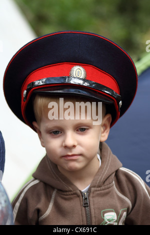 Junge in uniform Mütze von Don Kosaken Stockfoto